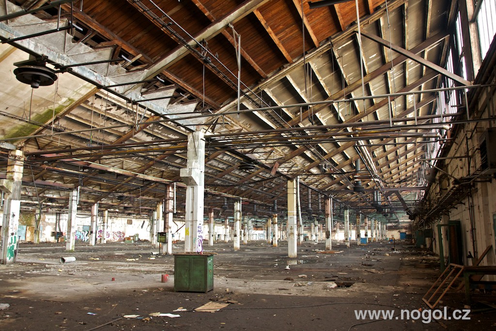 Rozpadající se továrna Praga v pražských Vysočanech