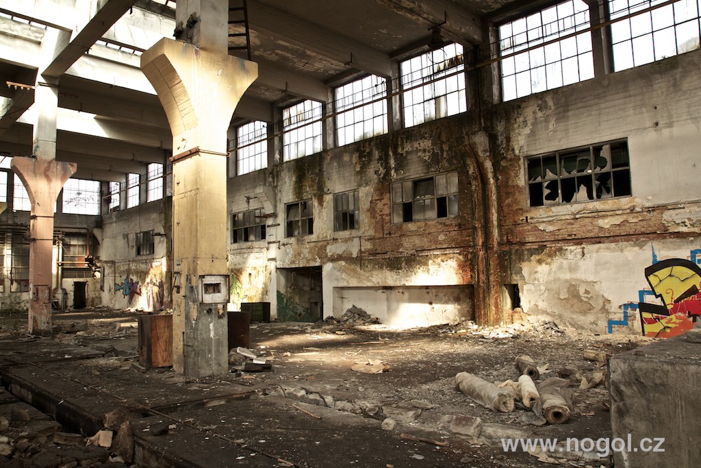 Rozpadající se továrna Praga v pražských Vysočanech