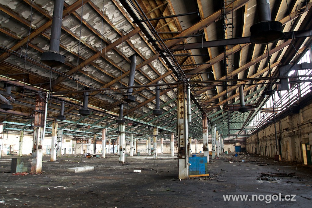 Rozpadající se továrna Praga v pražských Vysočanech