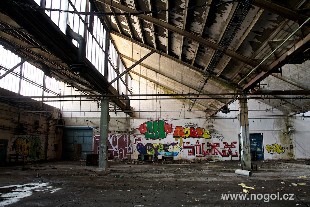 Rozpadající se továrna Praga v pražských Vysočanech