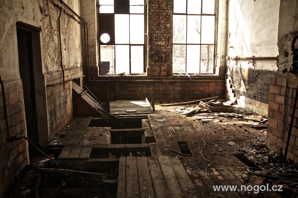 Rozpadající se továrna Praga v pražských Vysočanech