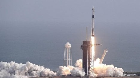 Náhledový obrázek - SpaceX úspěšně vyzkoušel nouzový záchranný systém. Loď s padáky přistála na mořské hladině