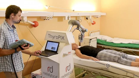 Náhledový obrázek - Český robot ThyroPIX pomůže pacientům s rakovinou štítné žlázy. Dokáže totiž přesně zmapovat výskyt radioaktivního jódu