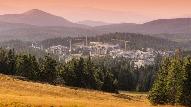 Betonová budoucnost. V Evropě denně mizí 600 fotbalových hřišť přírody a zemědělské půdy, blíží se konec zeleného kontinentu?