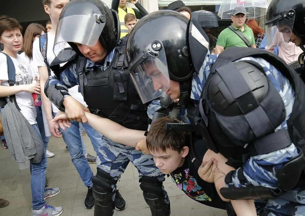 2011-06-zc3a1sah-ruskc3a9-policie-proti-demonstrantc5afm-v-moskv