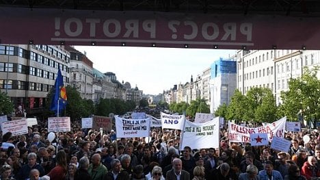 Náhledový obrázek - V Brně a Praze proti Babišovi demonstrovaly tisíce lidí