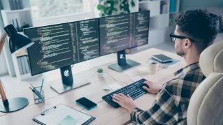 Programátor sedící u počítače