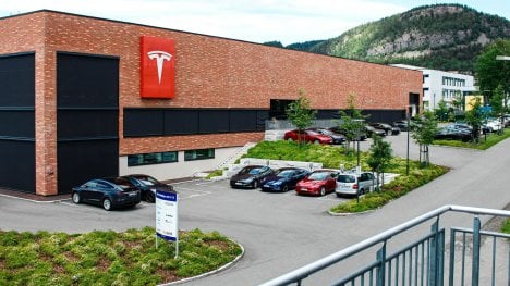 Patnáct tisíc Tesel musí do servisu, protože jim chybí nálepka. Může za to robot na výstupní kontrole