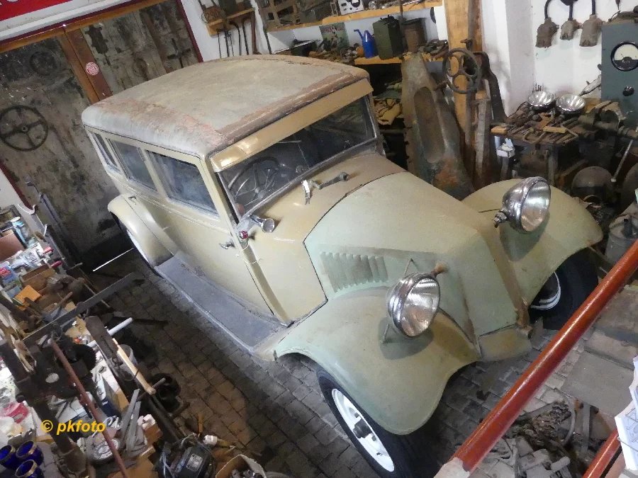 V expozici Tatra deposit muzea v Bystřici nad Pernštejnem najdeme dioráma někdejší servisní dílny – a tatřička, ta má opravdovou patinu, nikoliv vyrezlé pláty karosérie! Díky za to!