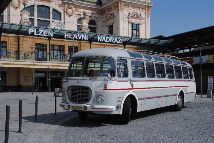 Příkladný počin plzeňského majitele zájezdové Škody 706 RTO Lux – renovace se neuvěřitelně protáhla, parta dala do oživení vozidla doslova všechno, jeho majitel osobně vybral barevnou figuru a odstíny podle skutečného RTO Lux, vystavovaného počátkem 60. let v Brně. Blahopřejeme!