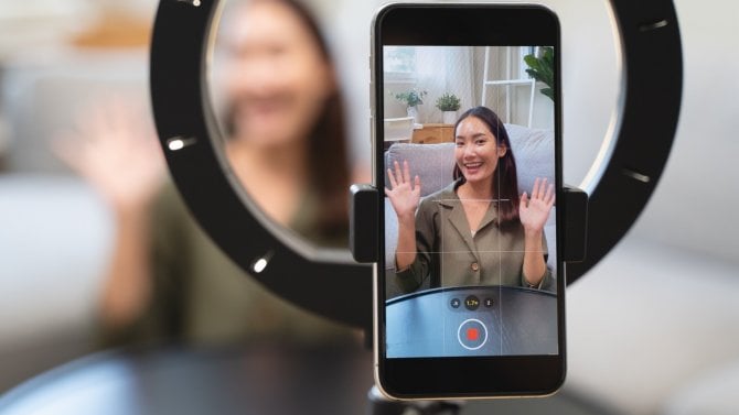 Z influencerů propagujících produkty se na sítích stávají investiční poradci. Řada videí pracuje jen s půlkou pravdy, varuje analytička