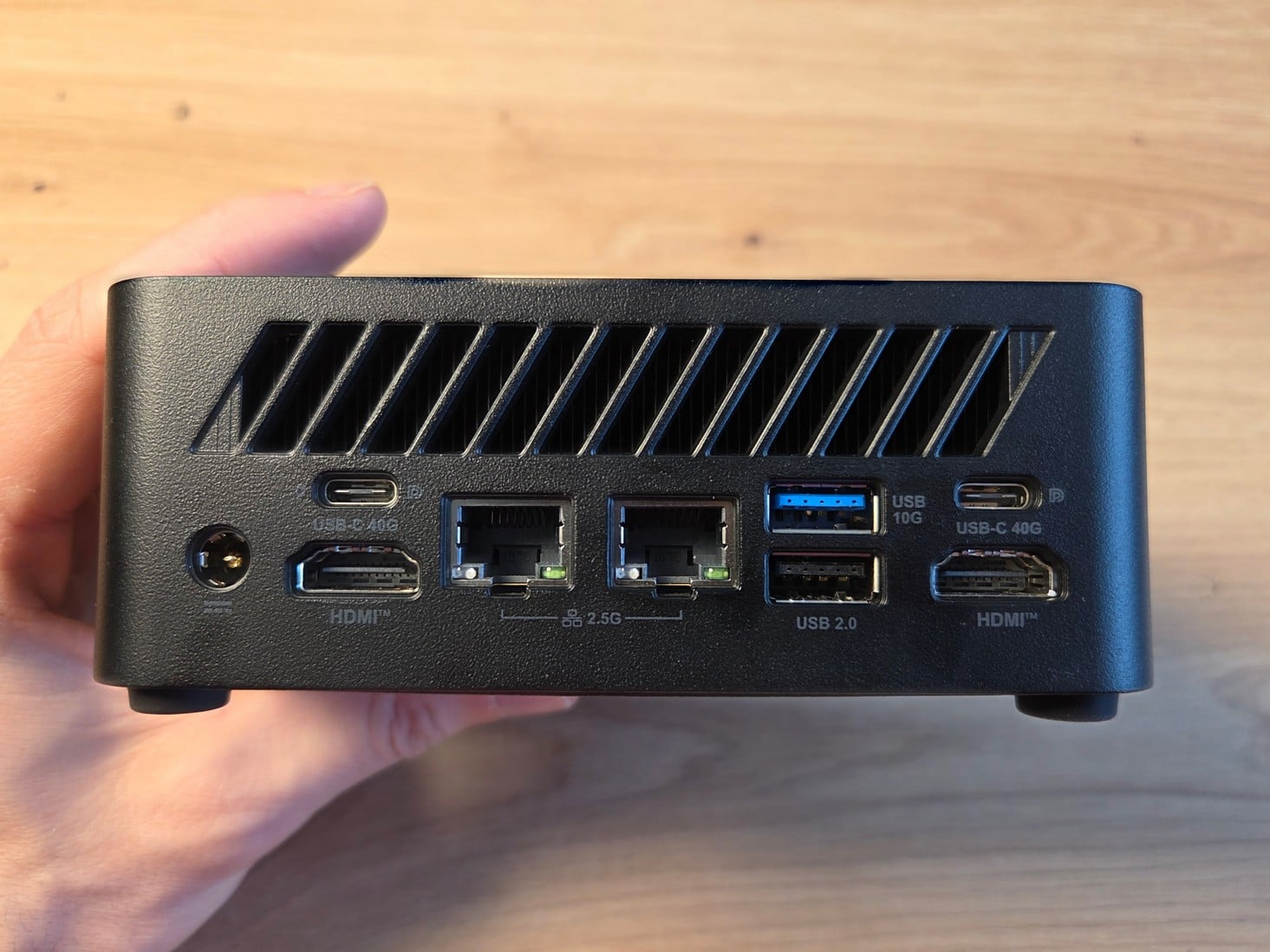 MSI Cubi Z AI 8M konektivita