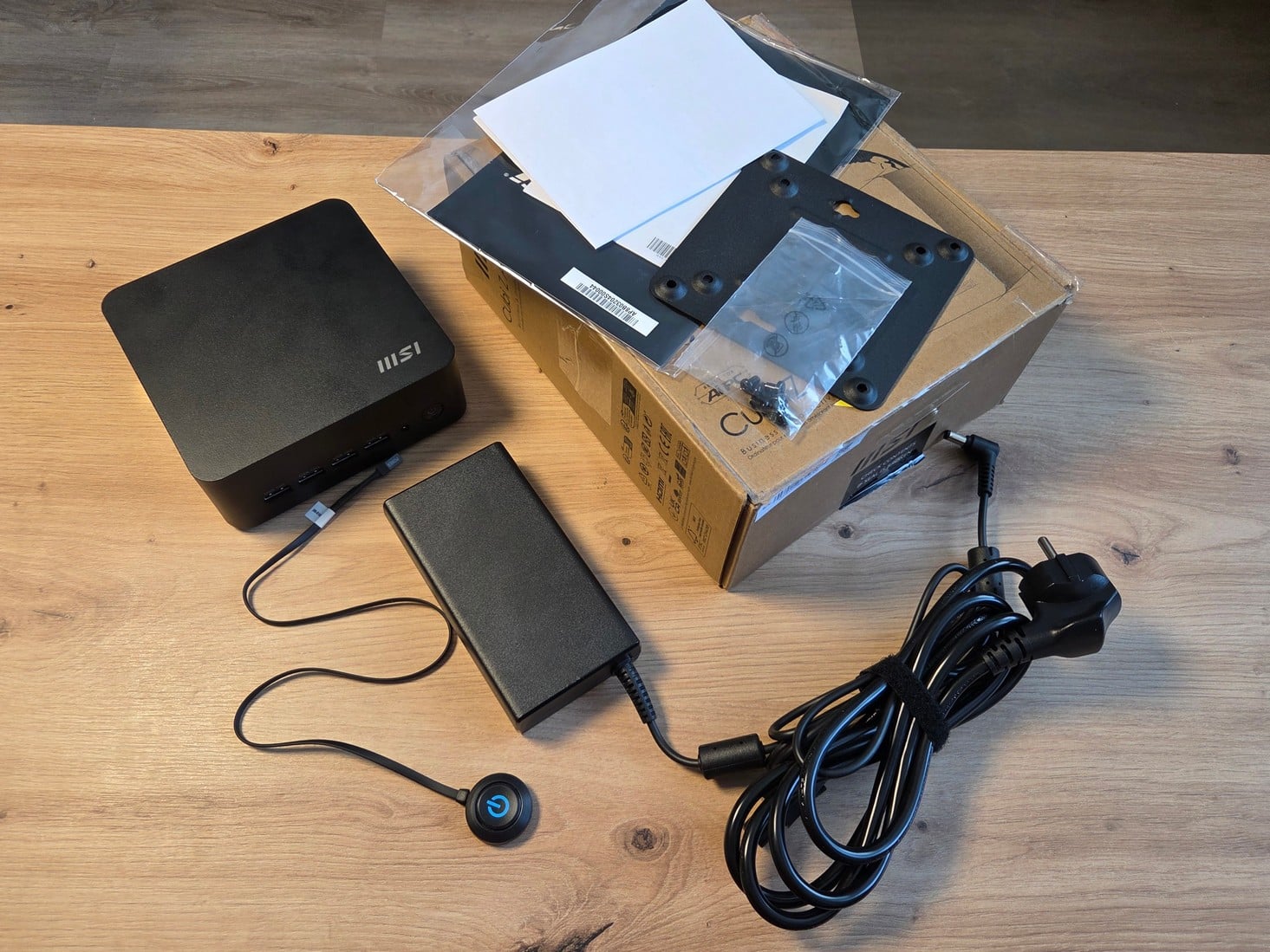 MSI Cubi Z AI 8M obsah balení mini počítače