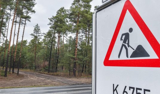 Nedaleko Berlína roste nová Gigafactory od Tesly. Místní protestují proti kácení stromů a plánované vysoké spotřebě vody.