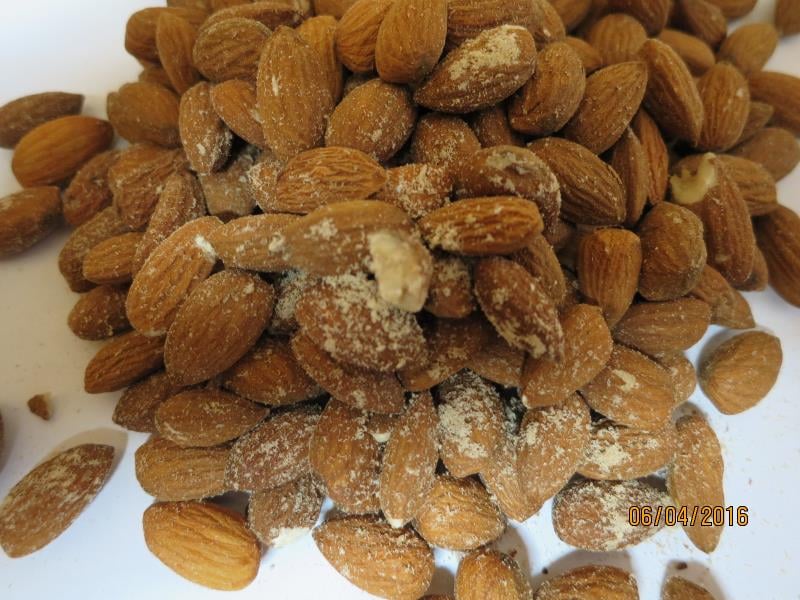 Ořechy, mandle i jedlé kaštany trápí škůdci a plísně, někdy také zapomenuté skořápky.