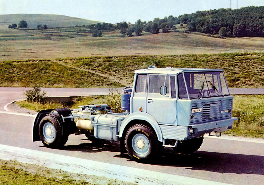 Tatru 813 4x4 dodával výrobce v několika podobách, na snímku je elegantní tahač, uvažovaný pro mezinárodní a dálkovou dopravu