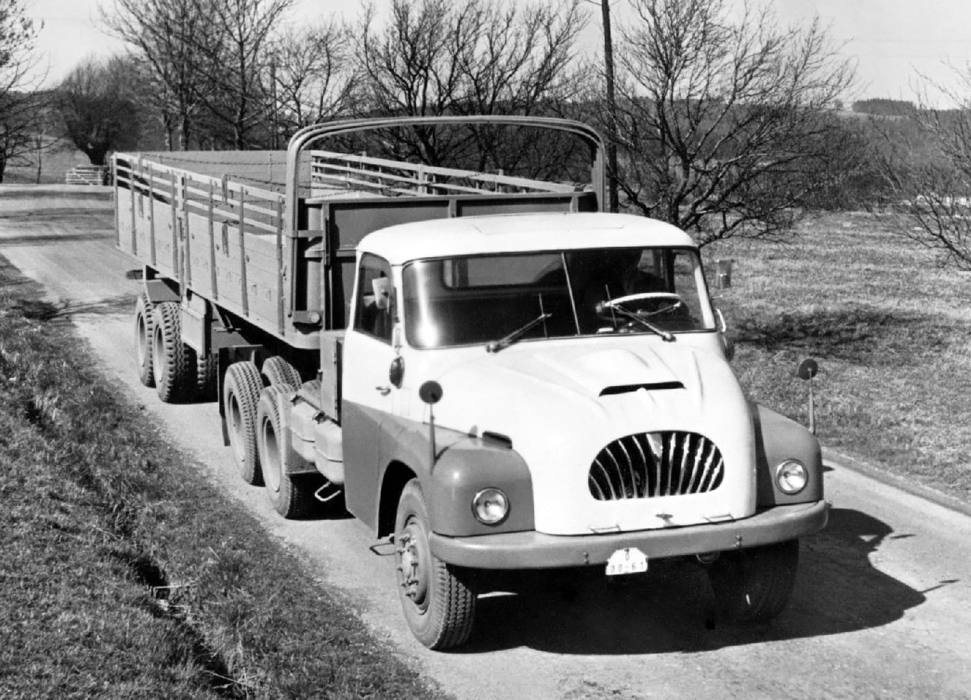 Tovární snímek tahače Tatra 138 NT (6x6) během jízdních zkoušek v reálném provozu koncem padesátých let