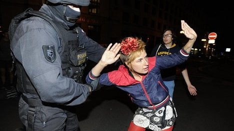 Náhledový obrázek - Squatteři už v Hybernské nejsou, ze střechy slezli