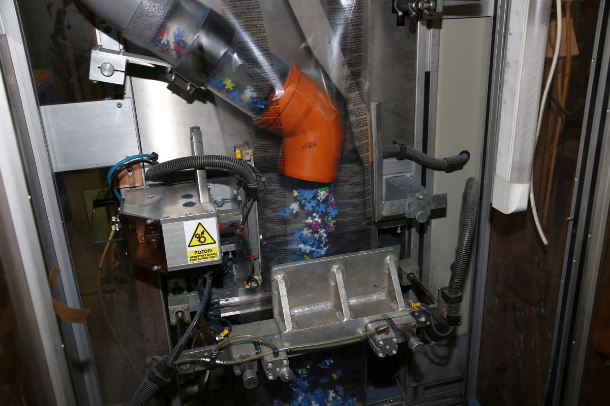 Takto se vyrábí puzzle, Dostihy a sázky i Člověče, nezlob se!