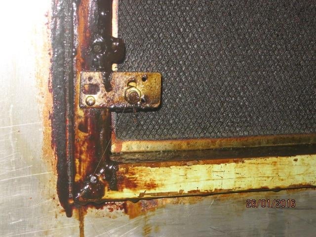 Oto Liberský, Plzeňská krčma, Vlašim. Zjištěné skutečnosti: Výskyt myšího trusu, provozovna nezabezpečená před pronikáním škůdců, výskyt plísní na stropě, výrazně zanedbaný úklid ad.