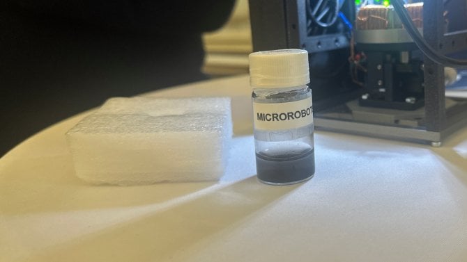 Nanoroboti z Ostravy mají letět do vesmíru a ze zařízení tam „žrát“ špínu. Budou prvními miniaturními roboty v kosmu