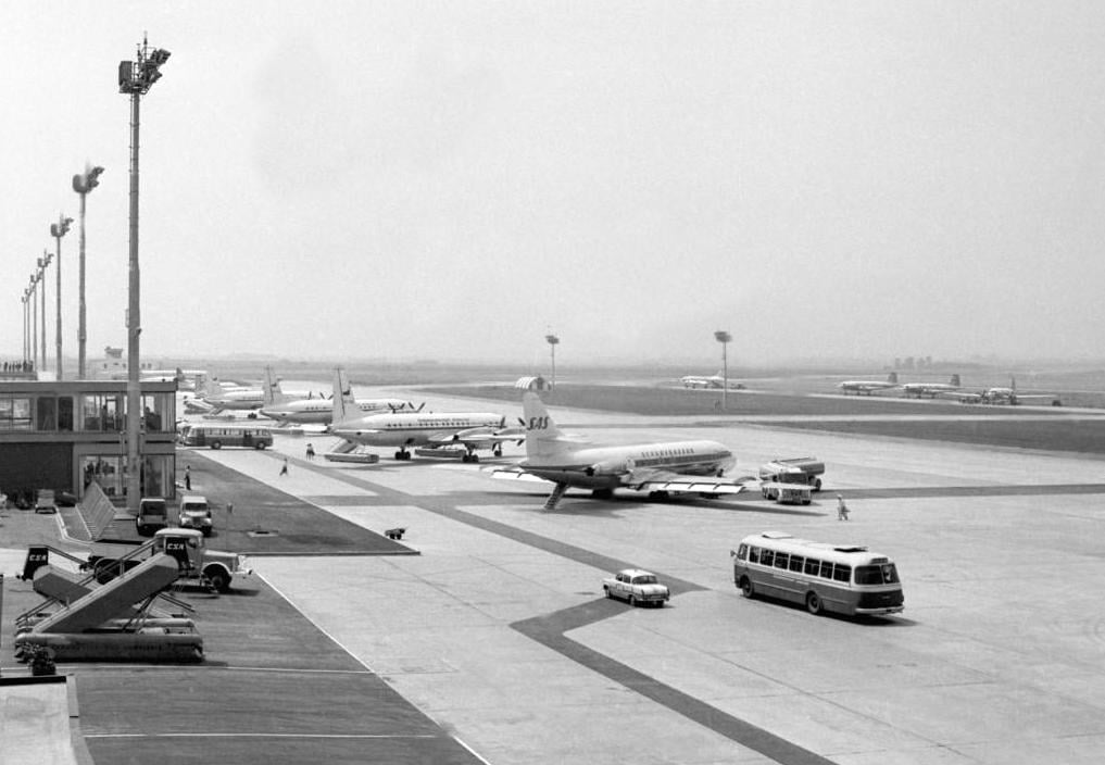 Scéna z plochy ruzyňského letiště: pokud se podíváte pozorně, spatříte dvojici ARO M461