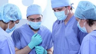 Náhledový obrázek - Broumov a Opočno mají přijít o chirurgie