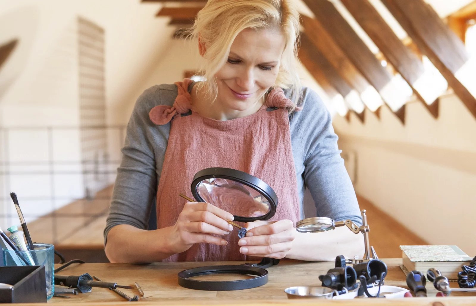 Milada Bláhová z GIYOU při práci