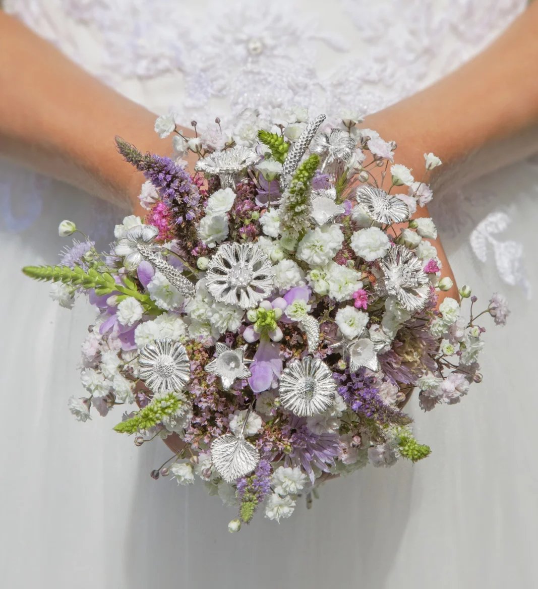 Šperkové květiny od GIYOU ve svatební kytici