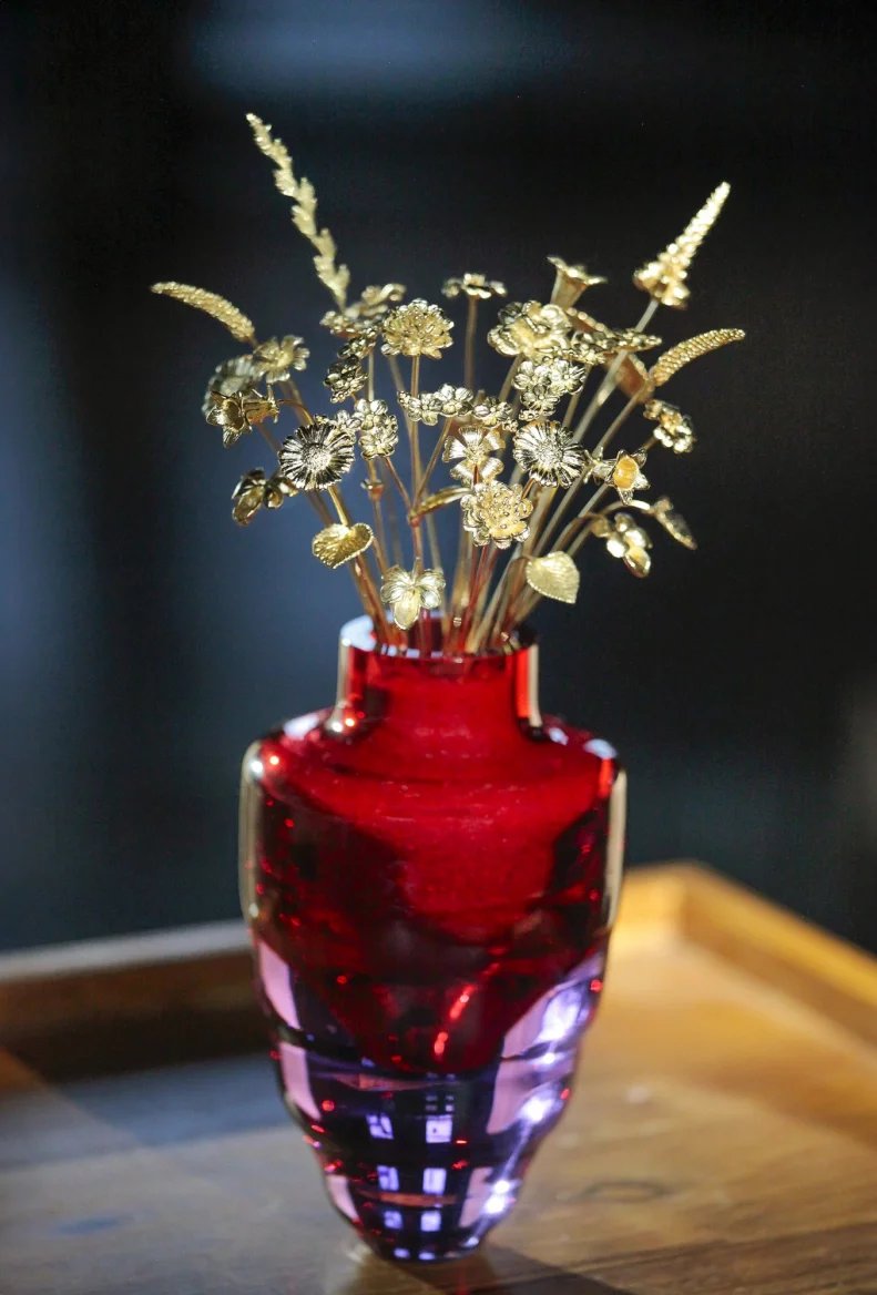 Zlaté šperkové květiny od GIYOU ve váze