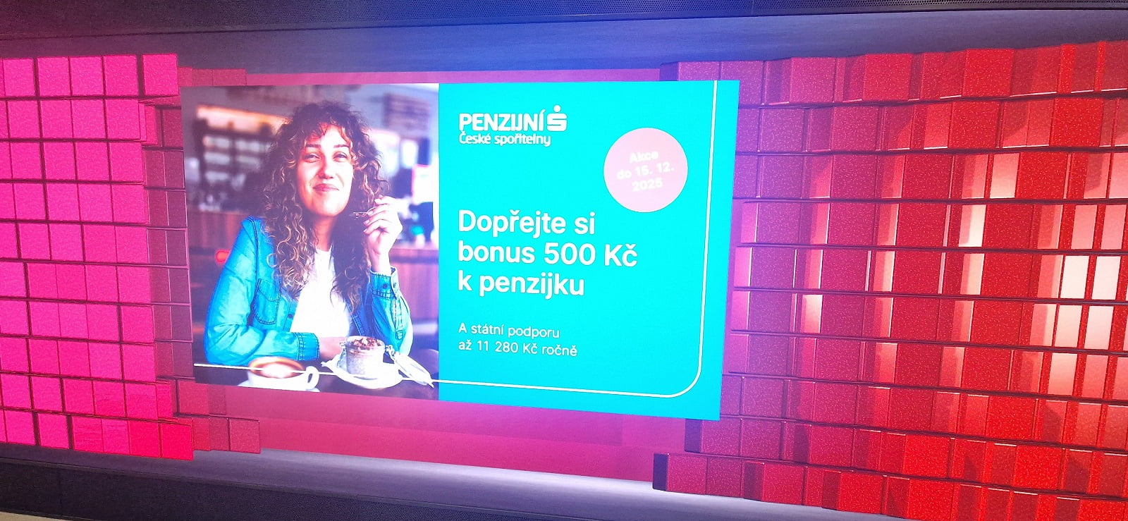 LED tabule na pobočce banky.