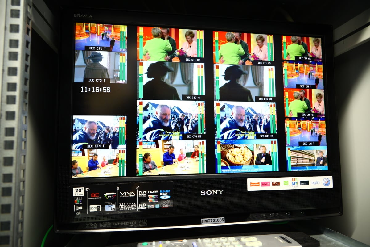 Je tady také monitoring signálu z jednotlivých vysílačů. "Zaměstnanec, který kontroluje kvalitu vysílání, má tento výstup i u sebe v kanceláři. Sleduje kvalitu obrazu i zvuku a reaguje, když se něco nestandardního děje," doplňuje Kunčík.