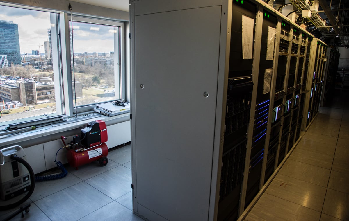 Po schodech jsme vystoupali do desátého patra. Tady překvapivě najdete jednu ze serveroven (či datacenter, chcete-li) ČT. Odsud se šíří televizní signál. "Jsou odsud řízeny satelity, je tady část grafiky, která jde do vysílání, a vysílací servery," popisuje Pisinger.