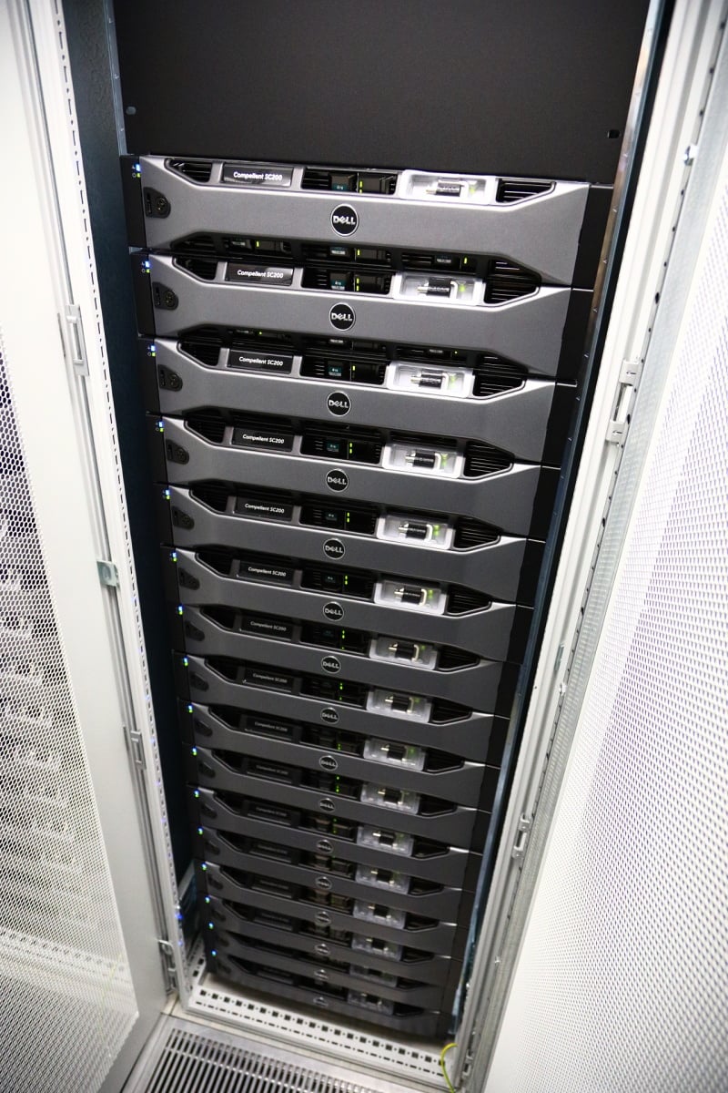 Data se tady ukládají bez nějakého časového limitu, dokud si je zaměstnanci nestáhnou. Zatím - chystají se totiž změny. "Budeme dělat časový propad uložených materiálů," popisuje Pisinger. "Typově - když tady data budou měsíc, propadnou na jiné diskové pole, a když tam budou další měsíc, propadnou na pásky."