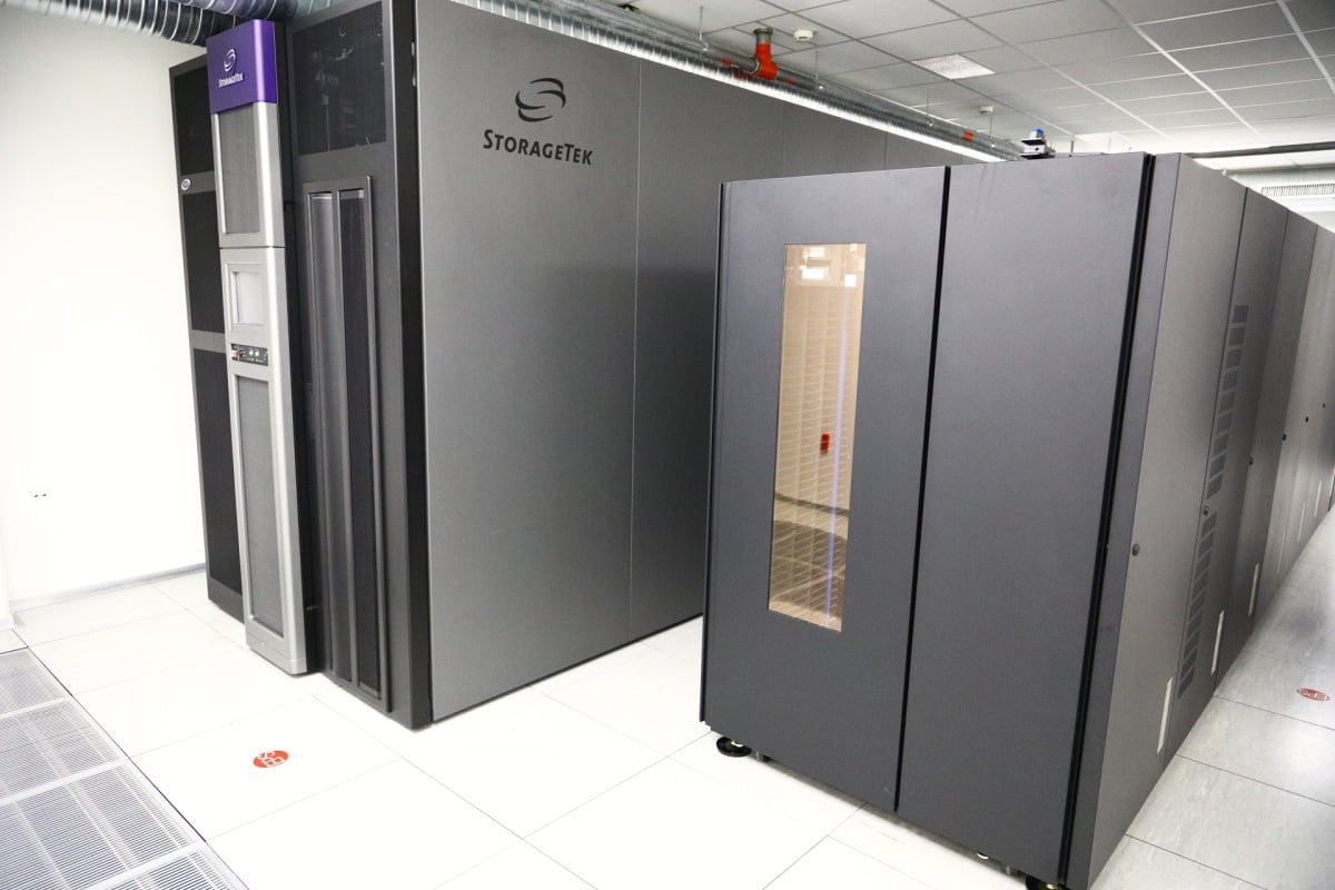 A když už je řeč o páskách, podíváme se i na zálohovací knihovny ČT. Jsou dvě. Ta větší je starší, ČT ji používá přes 6 let. "Původně se plánovala ještě jedna, ale je to moc drahé," říká Pisinger. "Její místo zabrala ta menší, která má ale větší kapacitu," dodává.