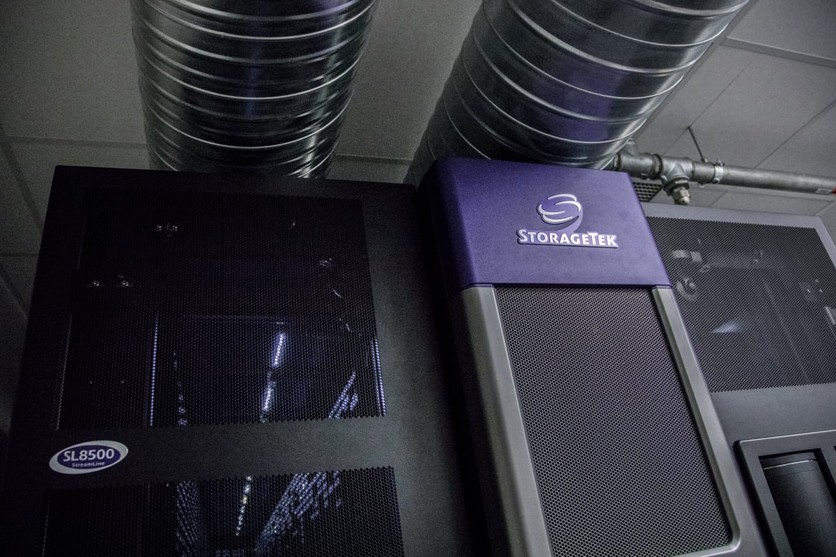 Ve větší knihovně je momentálně uloženo asi 12 petabytů pořadů. Dohromady by se do ní vešlo asi 60 petabytů dat.