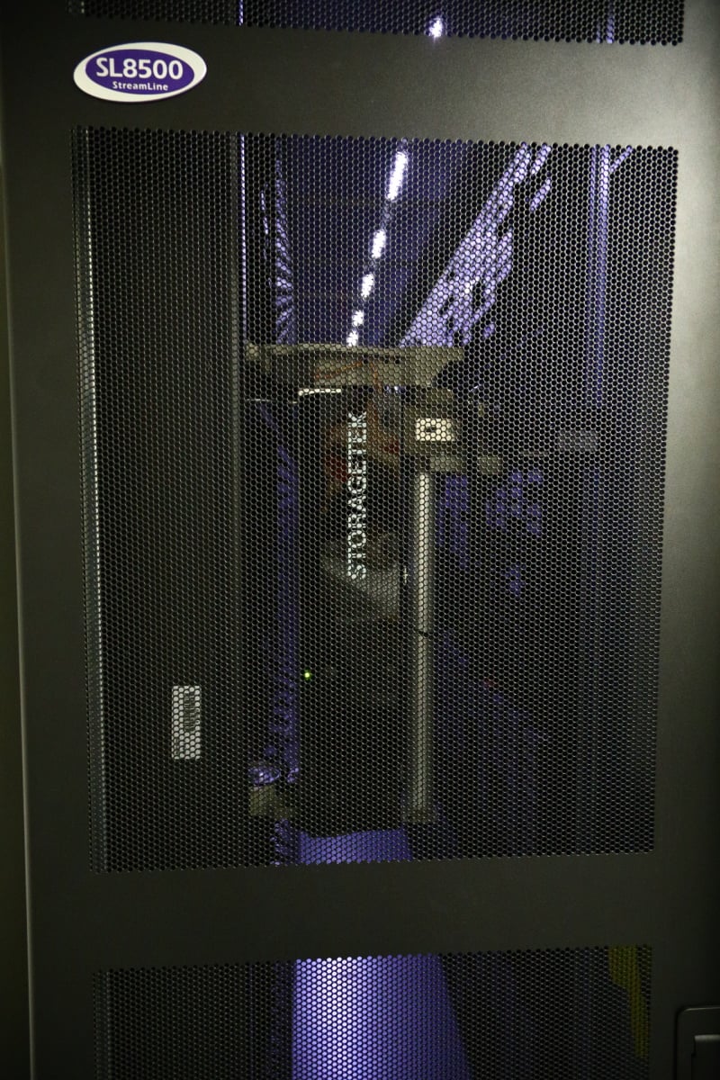 Stará knihovna obsahuje například sedm let zpravodajství, a to dvakrát. "Teď  ta data postupně vytahujeme, převádíme do HD (se zálohováním se začalo ještě v době, kdy jsme archivovali v SD) a ukládáme je do nové knihovny a do další zálohy na jiném místě budovy a na jinou technologii, abychom archiv měli také dvakrát," vysvětluje Kunčík.