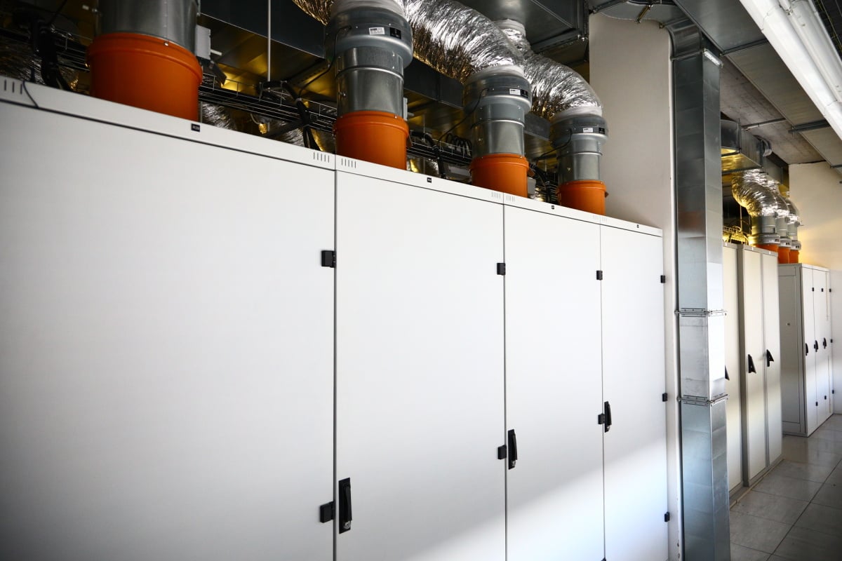 "Toto centrum je hodně staré, nedávno jsme sem instalovali nové samozhášecí zařízení, kompletně jsme předělávali také lávky a kabeláže," říká náš průvodce.