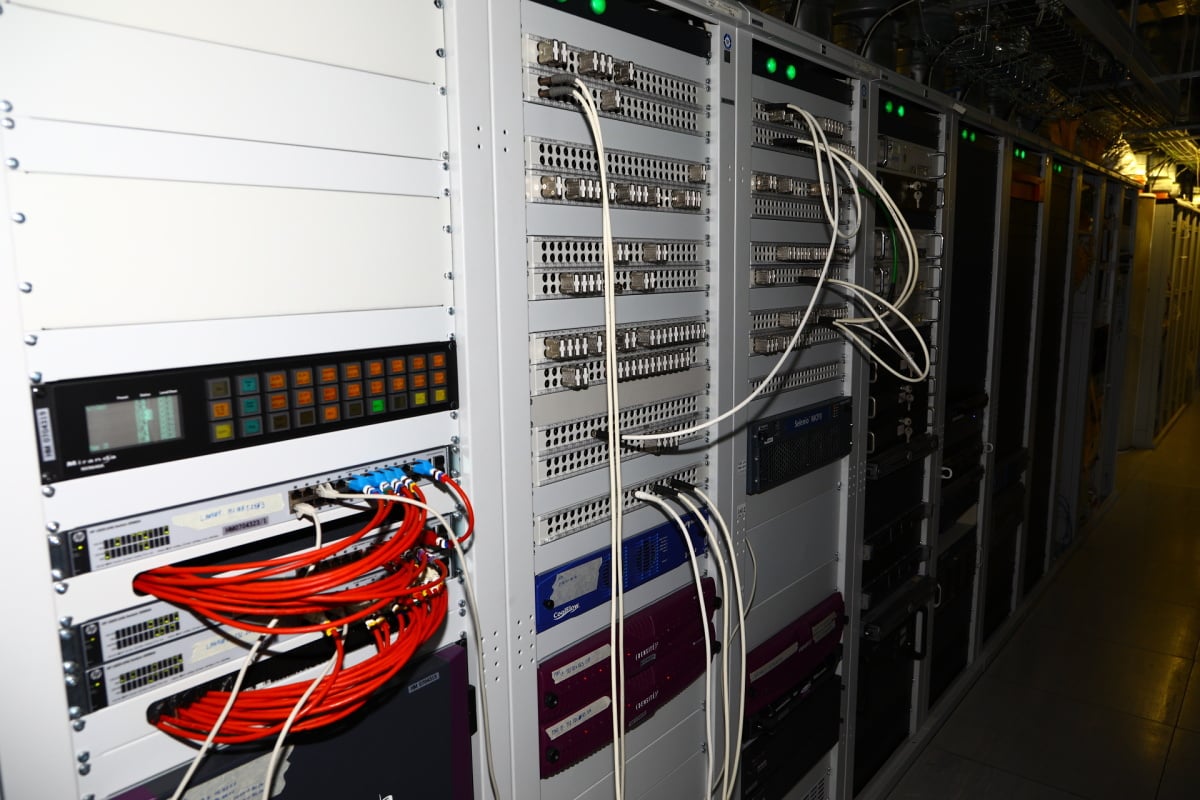 Proč má ČT datacentrum v netradičně desátém patře? "Je to dáno historicky, původně tady bylo analogové vysílací pracoviště a zaměstnanci, kteří mají na starosti vysílání, sedí ve vysokých patrech, tak bylo potřeba, aby to měli k serverům blízko," vysvětluje další z našich průvodců Petr Kunčík.