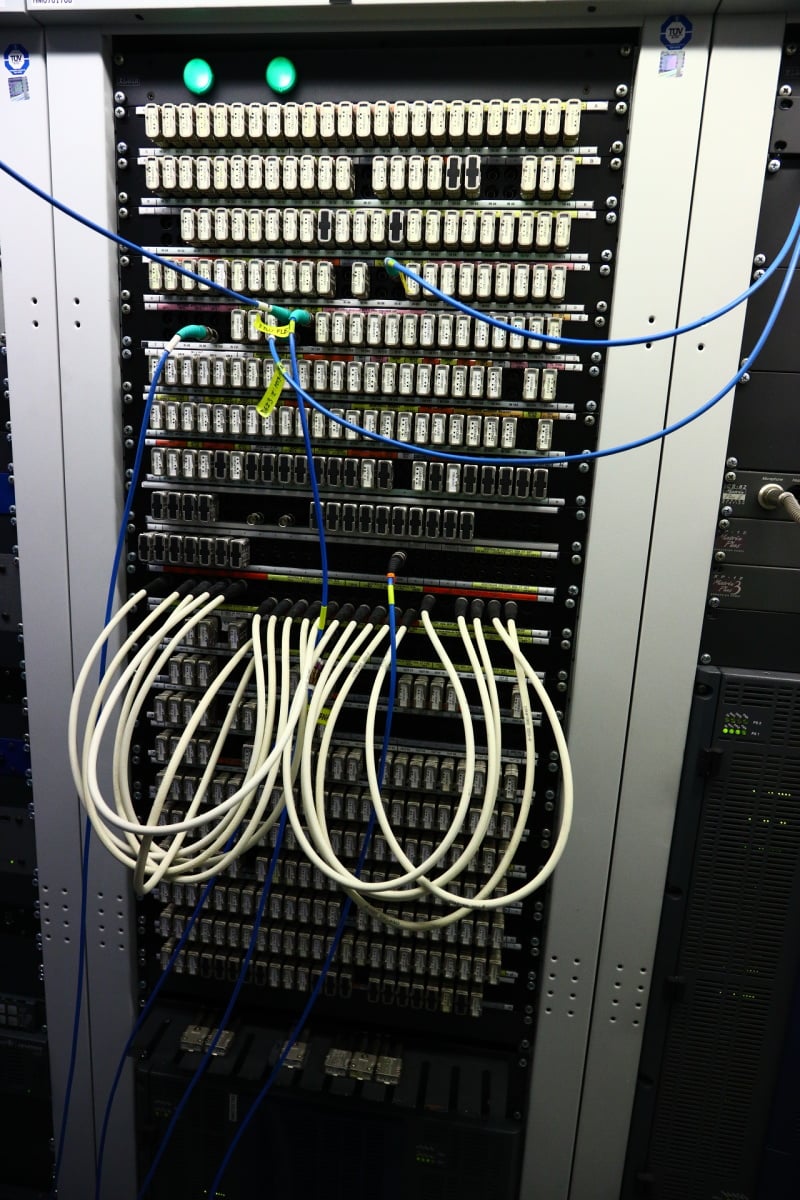 Do desátého patra vedou podle Kunčíka i páteřní datové linky od providerů, včetně jedné části zálohy, která vede také přímo sem, do desátého patra.