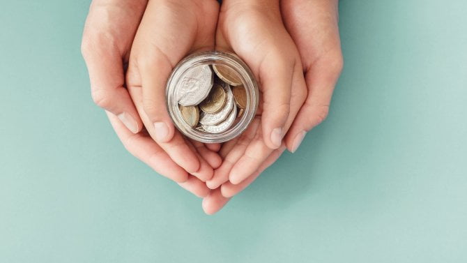 Než tisícovku na spořák, investujte raději do vzdělání. Jak podle expertů zajistit dětem finanční budoucnost