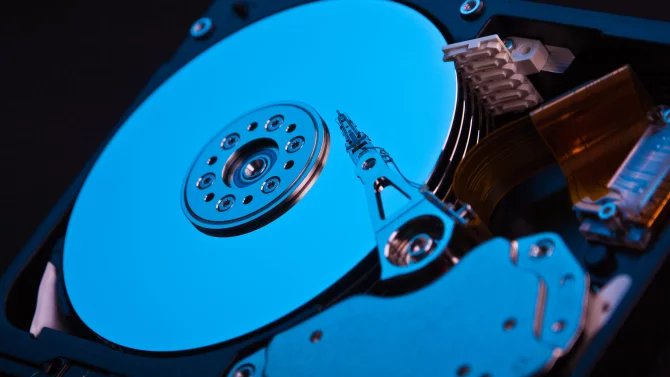 odhalený pevný disk