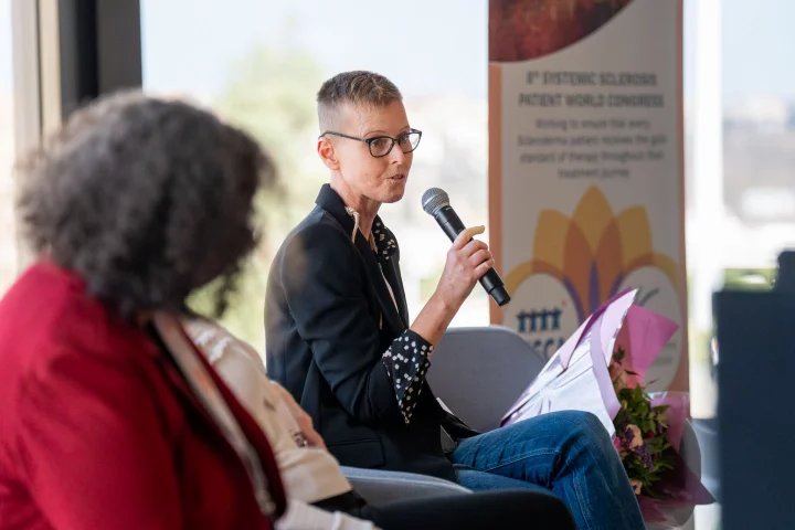 Paní Eva (48) z Hlinska se od pětadvaceti let léčí s revmatoidní artritidou. Na podzim roku 2022 ji ale zaskočily bolesti rukou a nohou, s nimiž se nikdy předtím nesetkala. „Prsty i dlaně mě nejenom bolely, ale natékaly mi a začaly modrat a fialovět. To stejné se mi objevilo na chodidlech,“ popisuje žena začátek svého příběhu se sklerodermií v hlavní roli.