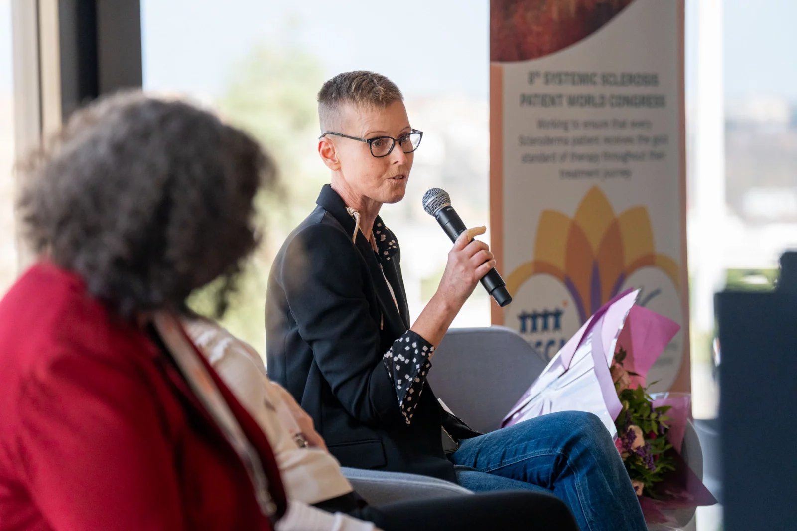 Paní Eva (48) z Hlinska se od pětadvaceti let léčí s revmatoidní artritidou. Na podzim roku 2022 ji ale zaskočily bolesti rukou a nohou, s nimiž se nikdy předtím nesetkala. „Prsty i dlaně mě nejenom bolely, ale natékaly mi a začaly modrat a fialovět. To stejné se mi objevilo na chodidlech,“ popisuje žena začátek svého příběhu se sklerodermií v hlavní roli.