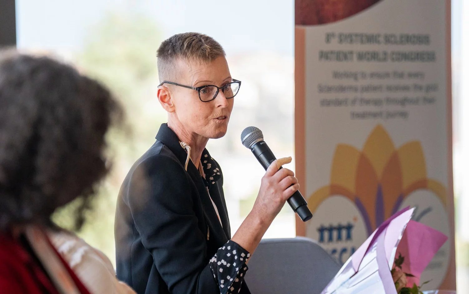„Jsem moc vděčná svým kamarádkám, s nimiž mohu mluvit o všem, i o strachu ze smrti. Svému synovi, příteli a nejbližší rodině. I oni jsou mi velkou oporou. Začínám opět jezdit na koni a snažím se fungovat, nemoc si tolik nepřipouštět – vždyť nemoc si vybrala mě, ne já ji,“ říká Eva.