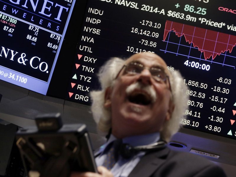 Obchodník Peter Tuchman sleduje index Dow Jones