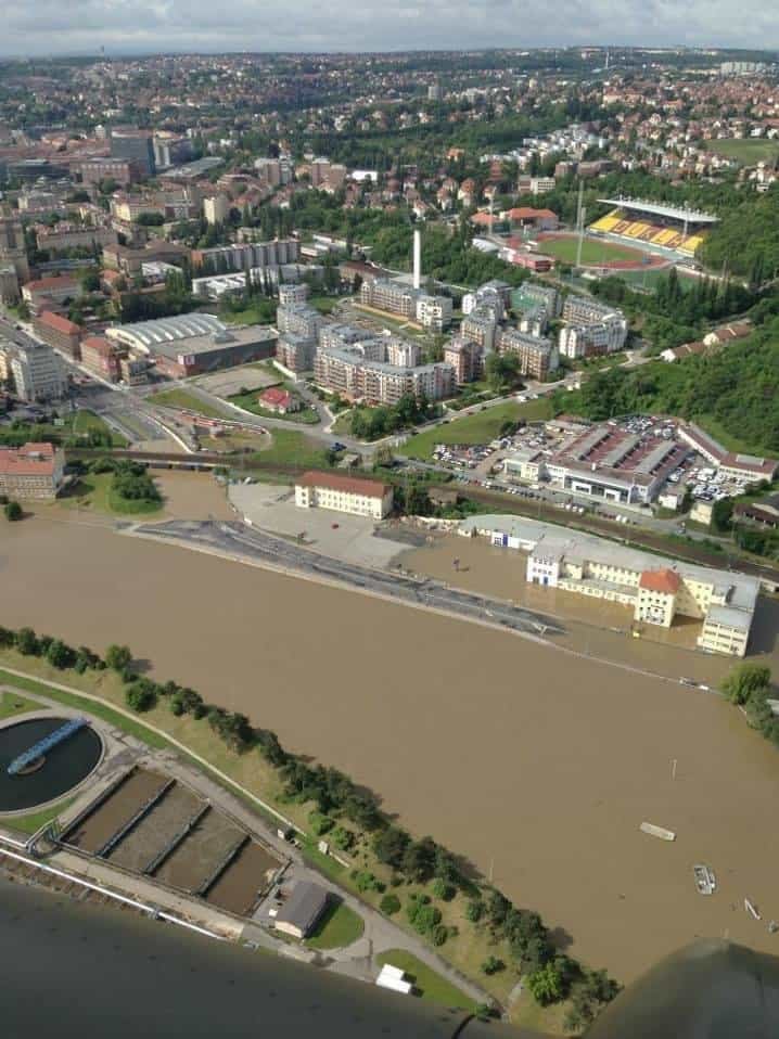 2011-11-povodnc49b-pokrac48dujc3ad-voda-v-mc49blnc3adku-stoupc3a