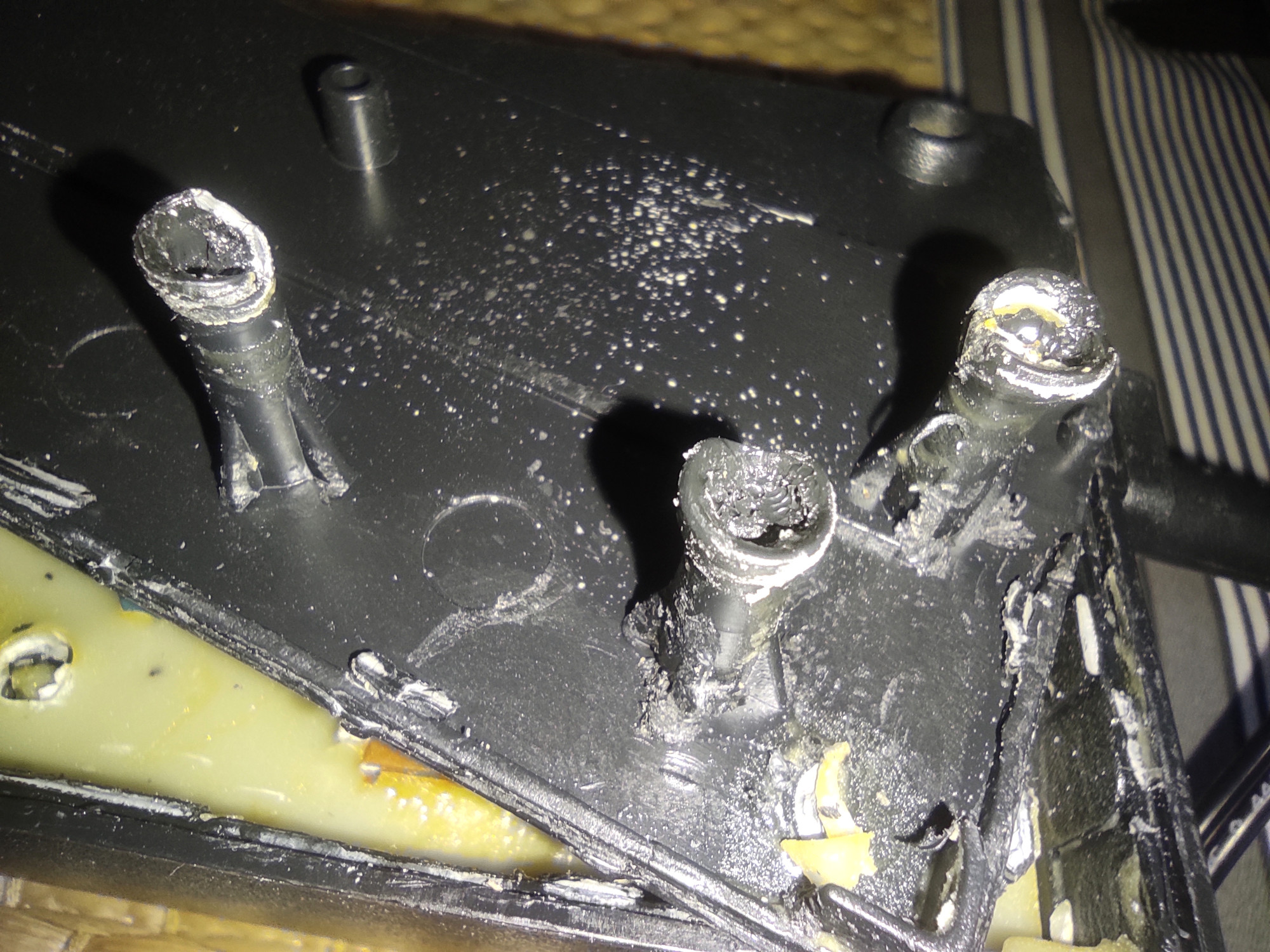 Spodní díl byl uchycený na těchto sloupcích, které byly zalité do pryskyřice se zdrojem. Nedá se to otevřít bez násilí.