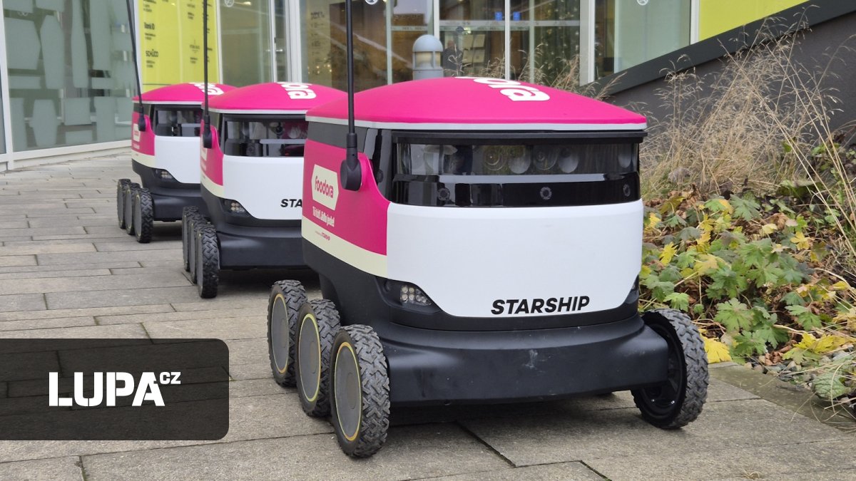 Experiment začal. Samořídicí vozítka začala doručovat jídlo v pražském Karlíně