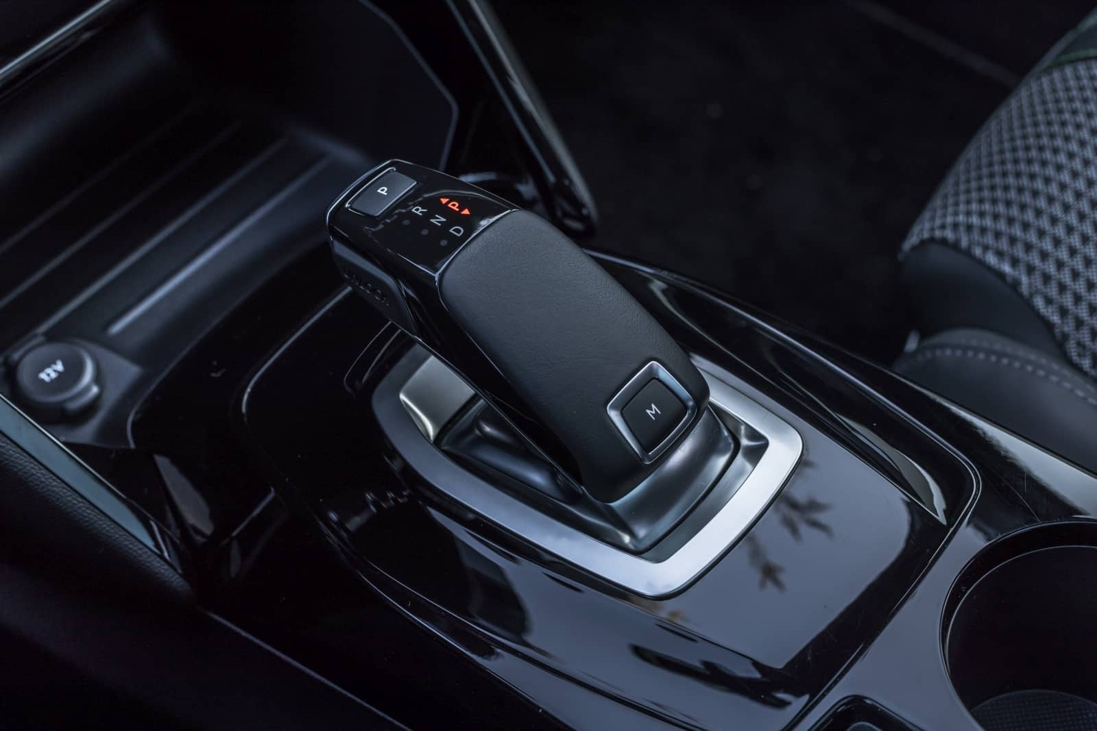 2020-01-Peugeot208081.jpg
